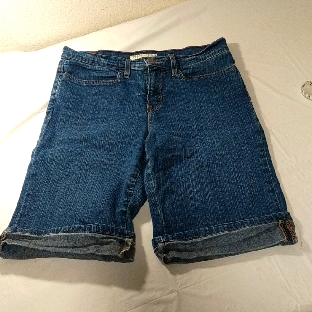 Levi 548 Shorts Size 8 .Bermuda Style also Cuffed.